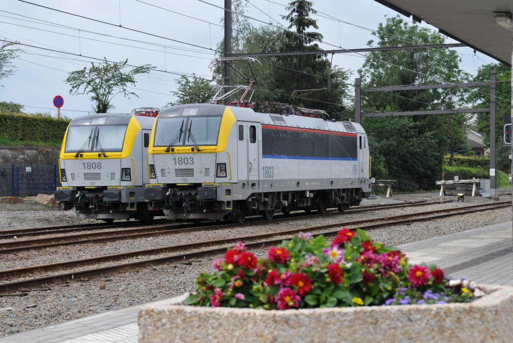 Die neue HLE 1803 der SNCB/NMBS (Siemens EuroSprinter) gesellte sich am 24/07/2011 zur bereits dort abgestellten 1808 im Bhf Welkenraedt. Beide Loks waren noch aufgebgelt, als das Bild entstand.