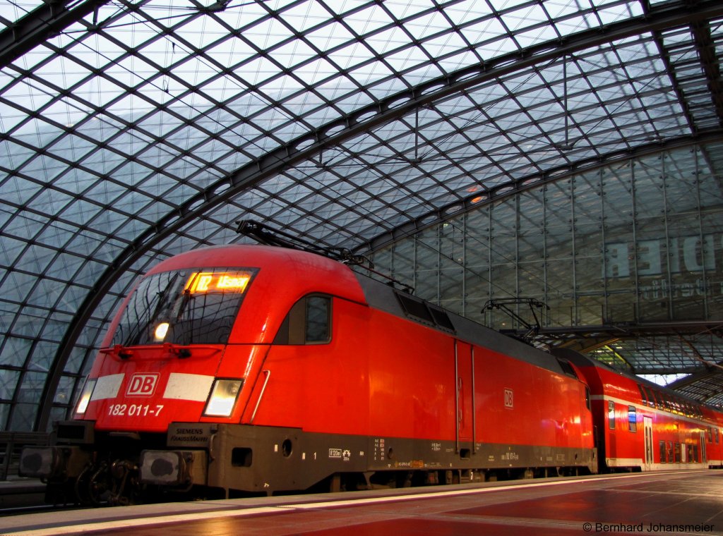 Die neue Lok am RE2 in Berlin und Brandenburg, der Taurus. Abweichend auf Gleis 14 hlt 182 011-7 mit dem RE2 von Cottbus nach Wismar im Berliner Hbf. Dezember 2011