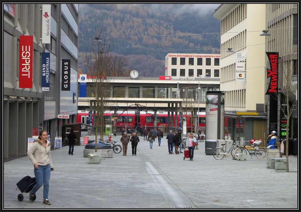 Die neue mit Andeerer Granit ausgelegte Bahnhofstrasse in Chur ist fertig. Kommendes Wochenende ist offizielles Eineihungsfest. Fr mich ist es der tgliche Arbeitsweg oder wie heute der Weg zur nchsten Bahnreise. (13.11.2012)