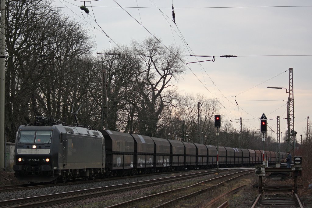 Die neue Niag Mietlok,die MRCE 185 556 fuhr am 6.3.12 mit dem Niagkohlezug durch Ratingen-Lintorf.