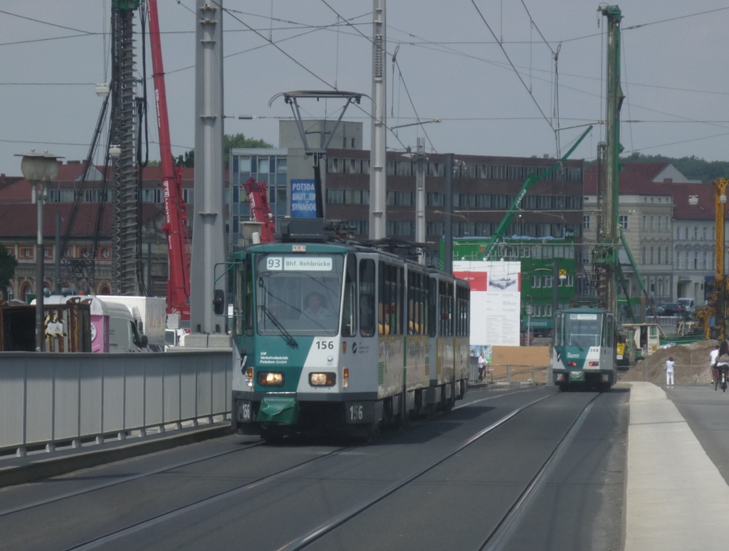 Die neue PNV-Brcke ber die Havel in Potsdam. Der linke Tatra-Zug (gefhrt von Wagen 156) fhrt als Linie 93 zum Bahnhof Rehbrcke, der rechte nach Babelsberg. Im Hintergrund ist die Landtagsschloss-Baustelle zu sehen. 2010-07-28.
