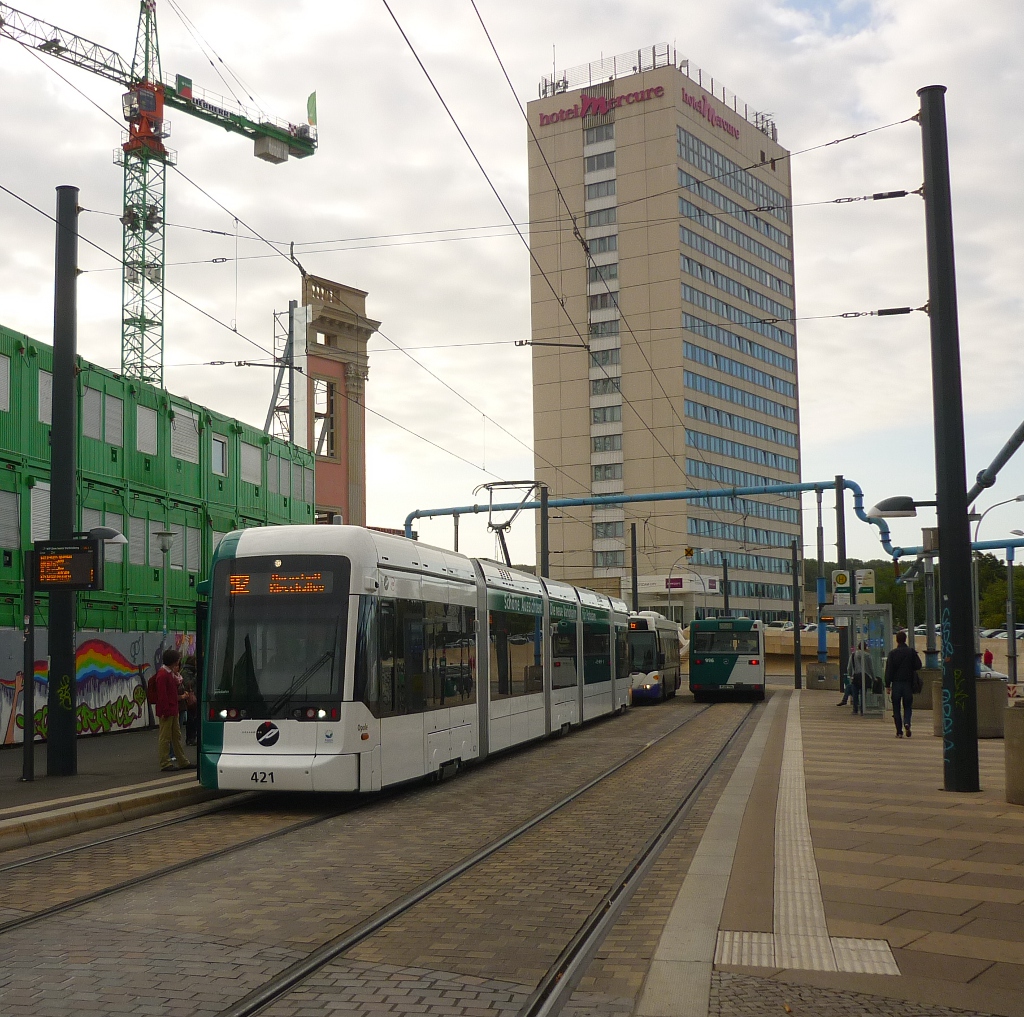 Die neue Potsdamer Variobahn hlt am Alten Markt. Der Tw 421 wurde am 17. September 2011 auf den Namen Opole getauft. Das polnische Opole ist seit 1973 Partnerstadt von Potsdam. Potsdam, 2011-09-23.