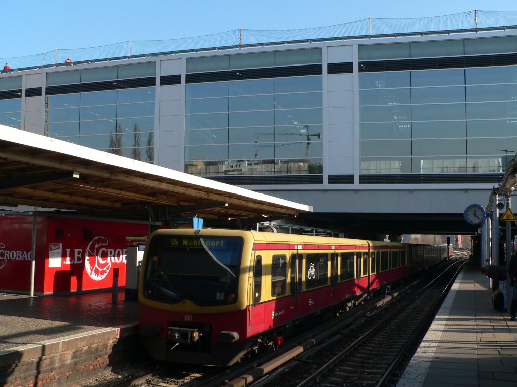 Die neue Ringbahnhalle des Bahnhofs Ostkreuz. Noch halten die Ringbahnzge allerdings auf dem neuen Regionalbahnsteig hinter der Halle. 12.11.2011