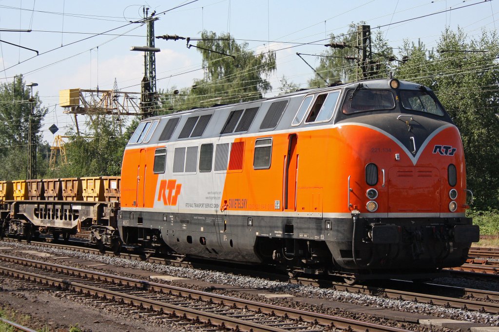 Die neue RTS 221 134 am 23.7.10 mit Bauzug in Duisburg-Entenfang