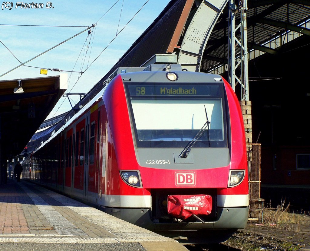 Die  neue  S8 zur Abfahrt bereit in Hagen!
422 055/555 gemeinsam mit 422 005/505 kurz vor der Abfahrt nach M'Gladbach Hbf am 07.03.2010