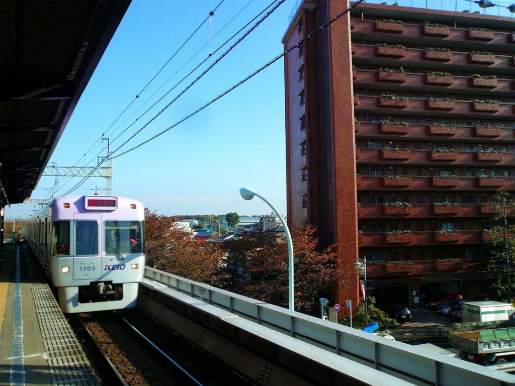 Die neue Serie 1000 der Inokashira-Linie: Einfahrt des lila-farbigen Zuges Nr. 5 (Endwagen 1705) in Tokyo-Takaido, 25.November 2009. 