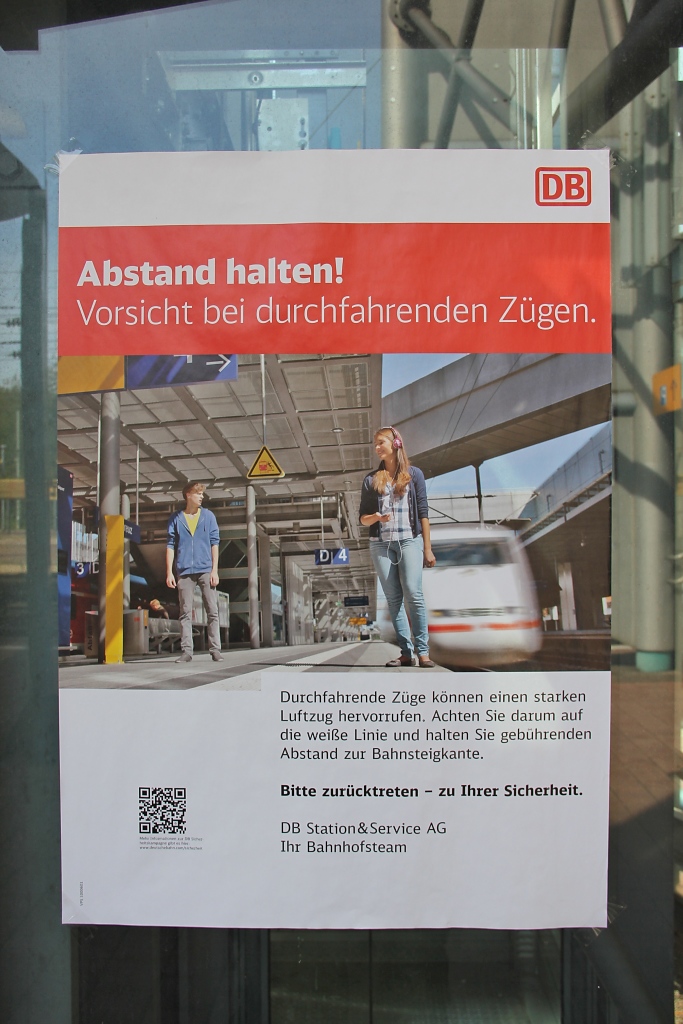 Die neue Sicherheitskampagne bei der Deutschen Bahn! So gesehen in Kassel-Wilhelmshhe wo vor durchfahrenden Zgen gewahrt wird!
Aufgenommen in Kassel-Wilhelmshhe am 24.09.2011