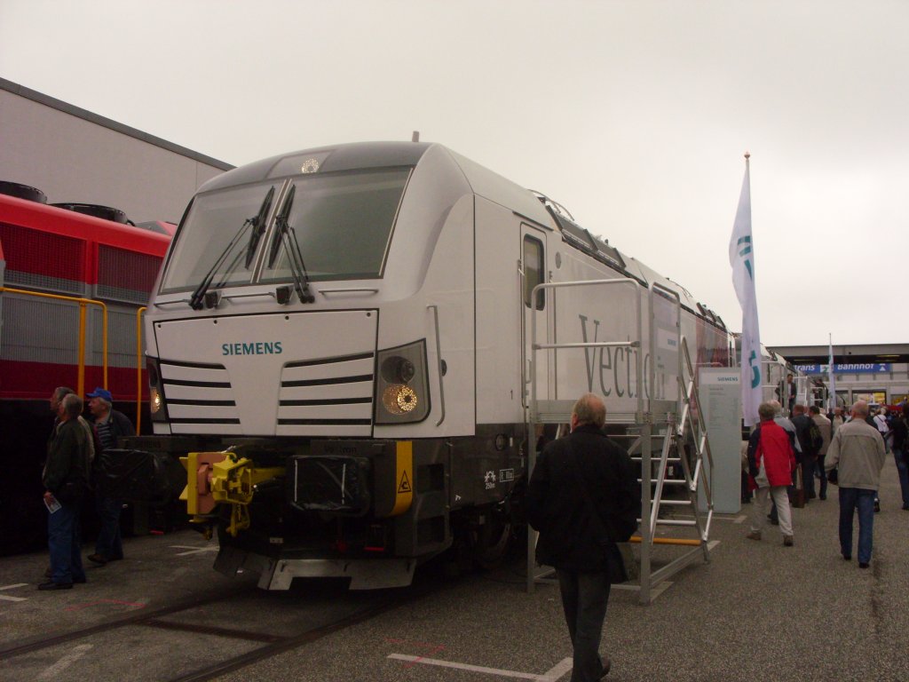 Die neue Siemens Vectron mit Mittelpufferkupplung. Innotrans 2010.