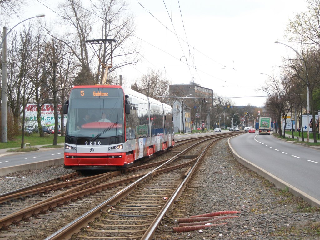 Die neue Skoda-Straenbahn die zu Gast in Chemnitz ist am 19.04.2012 auf regulren Fahrt zwischen Hutholz und Gablenz an der Haltestelle Uhlestrae (Bild wurde am Haltestelleende gemacht).