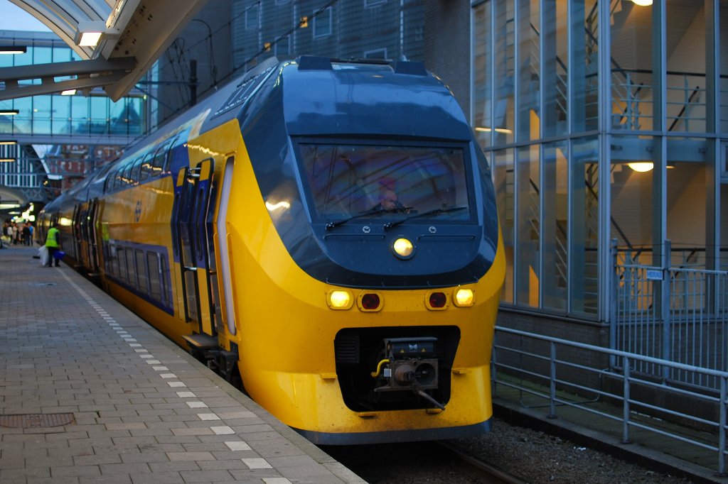 Die neue vierteiliger IRM (9561) mit IR (Amsterdam CS - Dordrecht) am fruhen abend von 11. 09 2010.