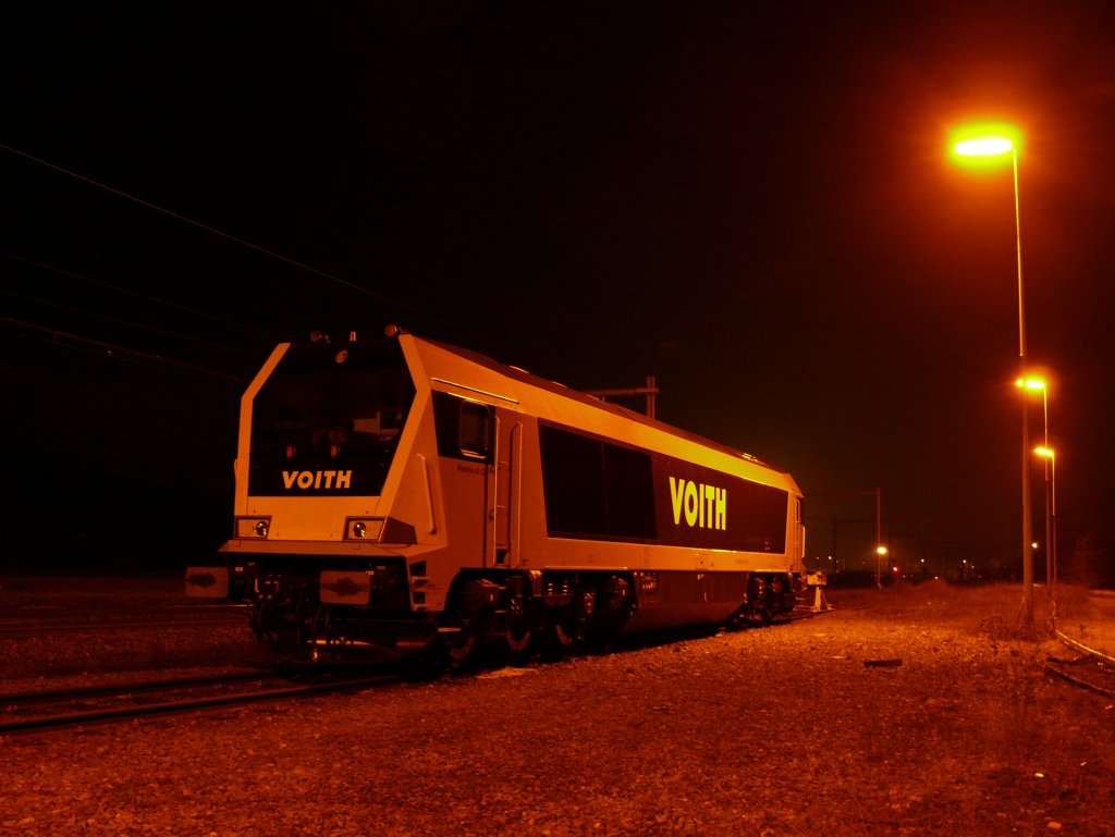 Die neue Voith Maxima (92 80 1264 013-4 D-VTLT) von Crossrail stand heute abend im Bahnhof Montzen geparkt. Aufgenommen am 22/01/2010.