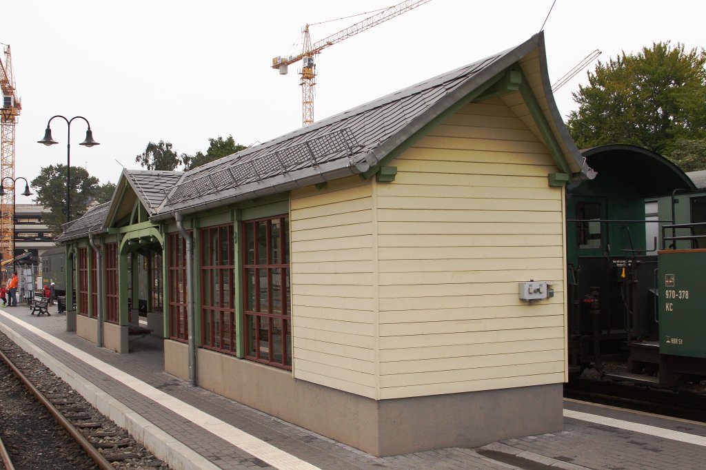 Die neue Wartehalle auf dem Bahnsteig der Lnitzgrundbahn im Bahnhof Radebeul-Ost, aufgenommen am 31.08.2012. Auch wenn das kleine Gebude das Flair des einstigen Bahnhofs nicht mehr erreicht, so hat man sich jedoch zumindest bemht, es ein wenig nostalgisch aussehen zu lassen.
