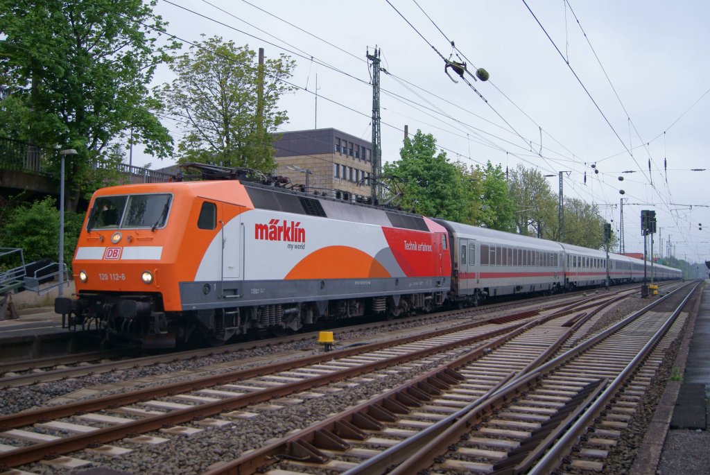 Die Neue Werbelok 120 112-8  M�rklin - my World  zog am 06.05.2012 den IC 2329 von Neum�nster nach N�rnberg. Hier kurz vor der Abfahrt in Slingen Hbf