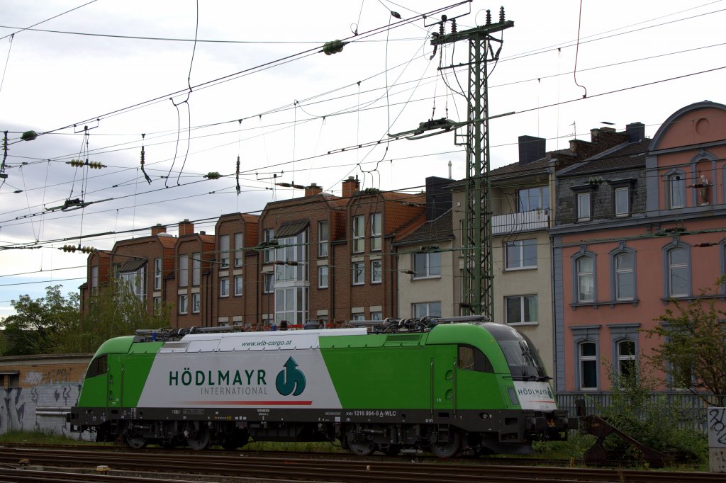 Die neue Werbelok der WLB, die 1216 954-8  HDLMAYR  stand am 09.10.2011 in Aachen Hbf abgestellt.