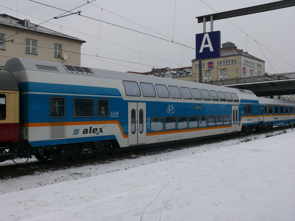 Die neuen Alex-Doppelstockwagen eingereiht in einem abgestellten Alexzug in Regensburg Hbf, 9.1.2010