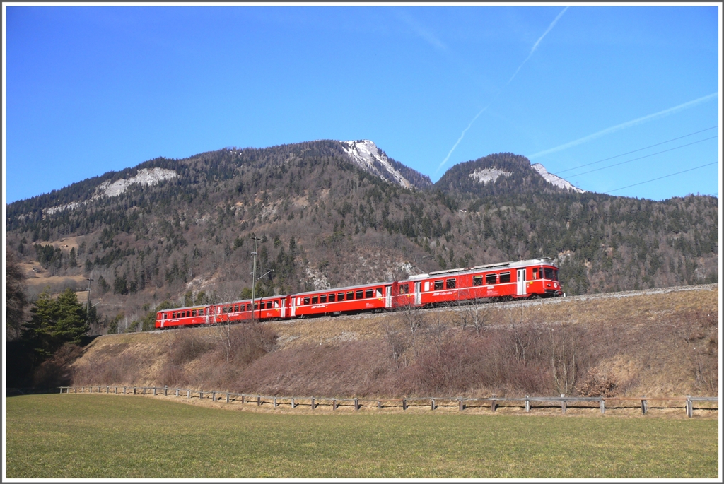 Die neuen Allegra Triebzge werden immer mehr und pltzlich ist es zu spt die Be 4/4 Pendelzge zu fotografieren. Deshalb wars mir nur recht, dass heute einige Exemplare mir bei schnstem Wetter vor die Linse fuhren. Hier ist es die S2 von Thusis nach Chur kurz vor Reichenau-Tamins. (08.02.2011)