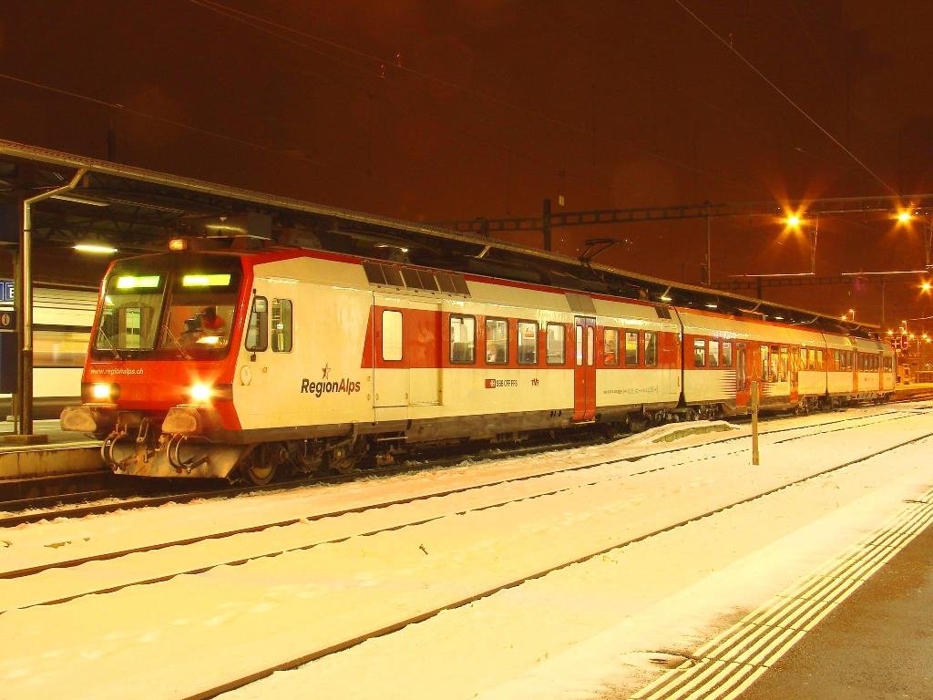 Die  Neuen Domino  RBDe 560 410-3 - Brig - 02-02-2010 - Hier, mit Anstrich  RegionAlps   Valais . Regio Zug von Brig nach Sion und Monthey