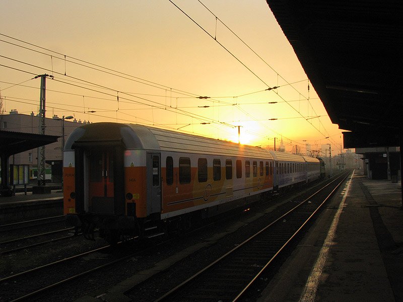 Die neuen Farben der TLK-Z�ge und die warschauer Hochgeb�uden im untergehender Sonne. Warszawa Wschodnia, 22.11.2009
