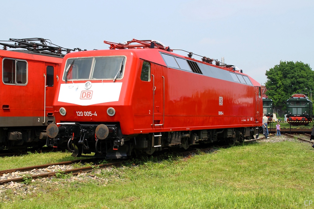 Die Neuerwerbung des TEV Weimar, 120 005-4, die ehemalige 752 005-9 der DB Systemtechnik, pr�sentiert sich wieder in leuchtenden orientrot. (29.5.2010)