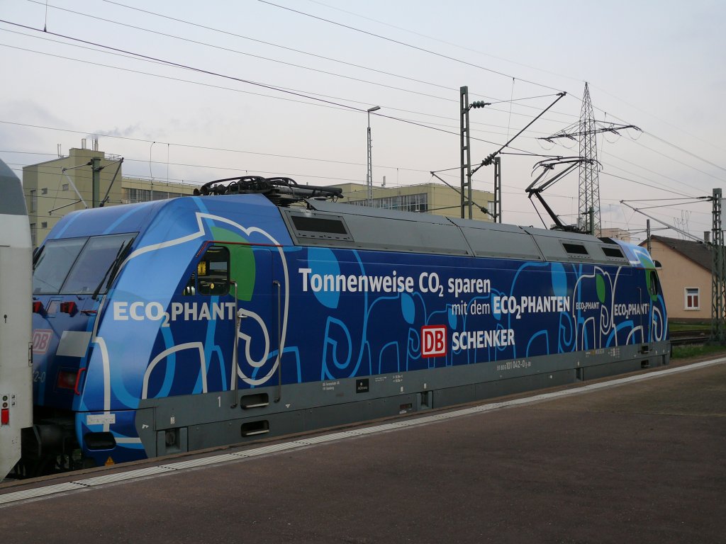Die neueste Werbelok der Baureihe 101 ist 101 042  Ecophant  hier in Basel Bad Bf vor dem Leerpark des AZ 1378 (Lrrach- HH-Altona). 21.10.11