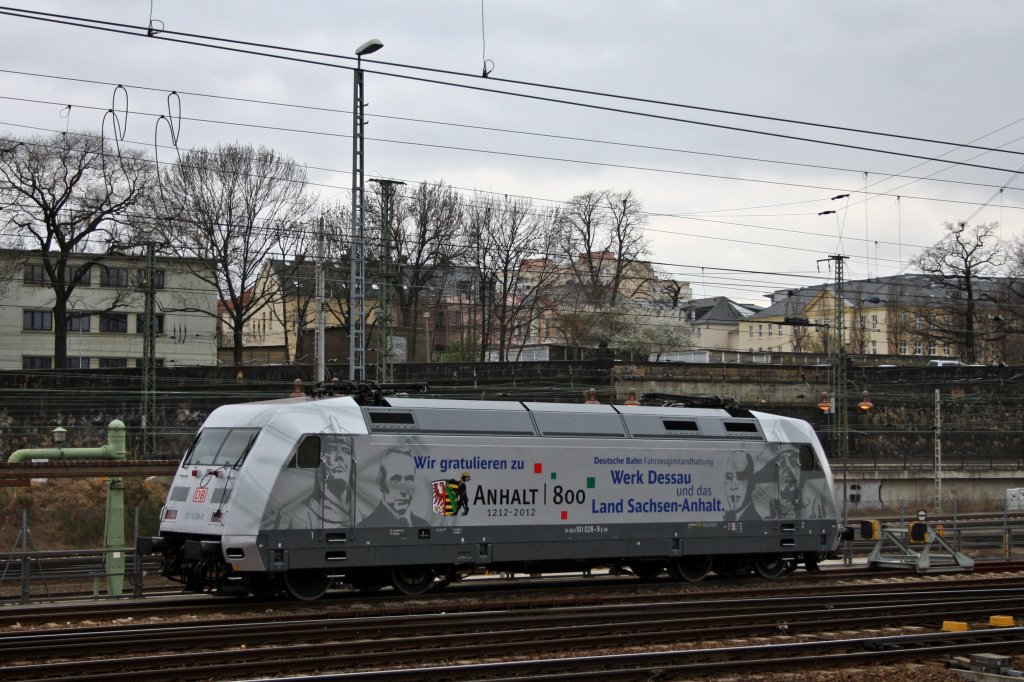 Die neueste Werbelok der DB, die 101 028-5, wartet am trben 29.03.'12 in Dresden HBf auf ihren nchsten Einsatz am EC 378 