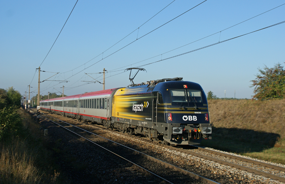 Die neueste Werbelok der Kapsch AG (Eigentmer: BB) bespannte am 15.10.2011 den OEC 78  Gustav Klimt  von Graz nach Praha hl.n. 
Hier zwischen Deutsch-Wagram & Helmahof.