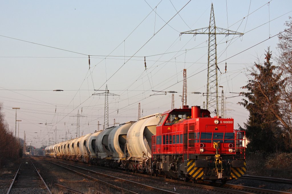 Die Neusser Eisenbahn Mietlok 500 1567 (ex Chemion 09) am 10.2.12 mit einem leeren Kalkstaubzug bei der Durchfahrt durch Ratingen-Lintorf.
Gru an den Tf!