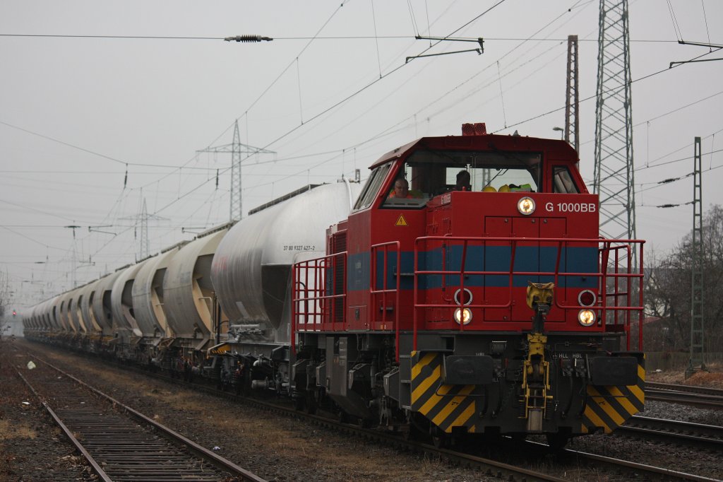 Die Neusser Eisenbahn Mietlok 500 1567 (ex Chemion 09) bei der Abfahrt am 23.2.12 in Ratingen-Lintorf.