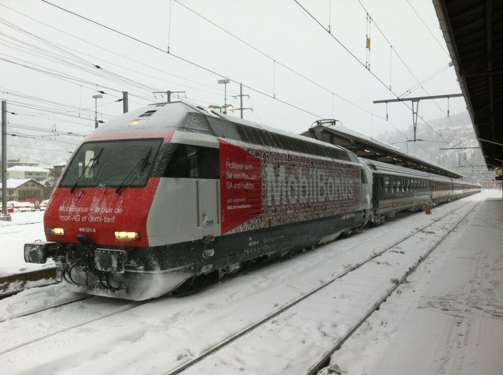 Die neuste SBB-Werbelok: Re 460 031-8, MobilBonus. IR 1730, Brig, 07.12.2012. (Handyfoto)