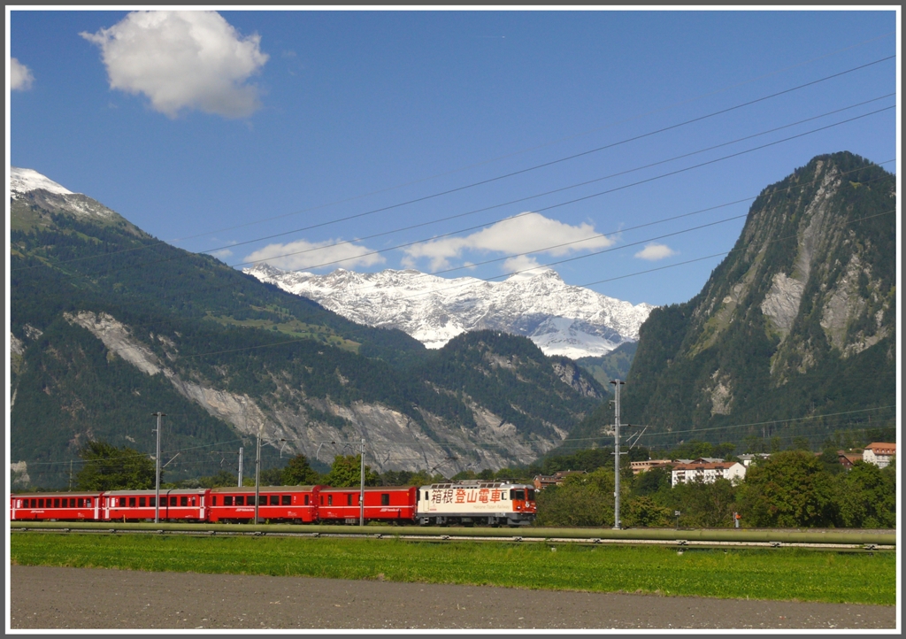 Die neuste Werbe Ge 4/4 II 622  Arosa  macht uns auf die japanische Schwesterbahn Hakone Tozan Railway aufmerksam. Im Hintergrund die Schesaplana. (01.09.2010)