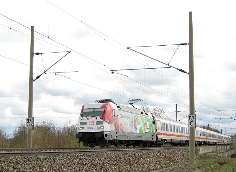 Die neuste Werbelok auf deutschen Gleisen, 101 040-4 mit IC 2160 auf dem Weg von Stuttgart nach Karlsruhe. Aufgenommen am 27.03.10 an der SFS Stuttgart-Mannheim bei Markgrningen.