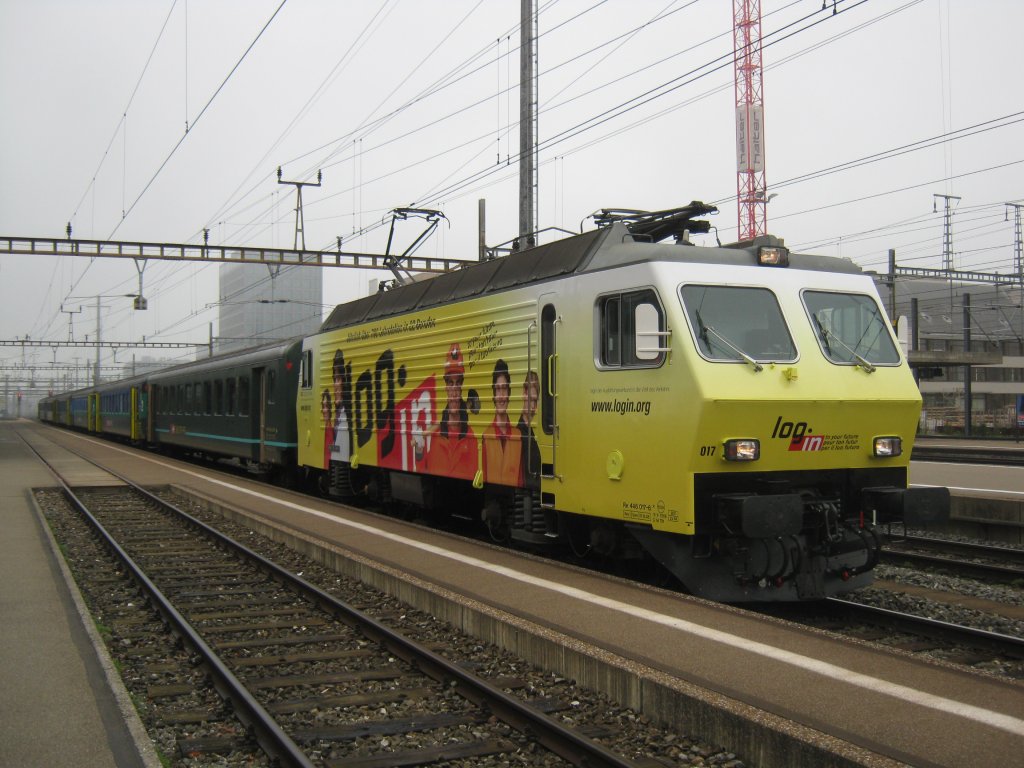 Die neuste Werbelok der SOB; Re 446 017-6 trgt seit einigen Tagen eine Login-Vollwerbung. Diese auffllige gelbe Lok ist jedoch kein Unikat, auch bei der SBB, MOB, BLS und RhB wird aktiv geworben... Im Bild ist die Lok an der S-Bahn 18045 in Zrich Altstetten, 22.09.2011.