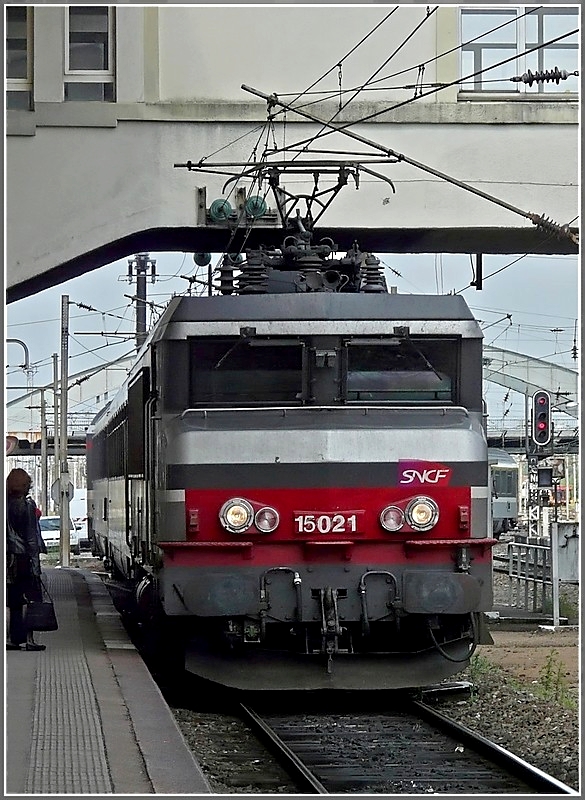 Die  nez cass  BB 15021 mit dem IC 96  Iris  am Haken kommt am 19.06.10 aus Basel und fhrt in den Hauptbahnhof von Mulhouse ein, um etwas spter ihre Reise via Strasbourg nach Luxembourg fortzusetzen. (Jeanny)