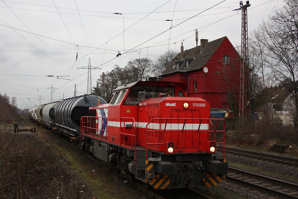 DIe Niag Mietlok 277 804 (ex DH 703) am 27.12.11 bei einen langen Halt in Ratingen-Lintorf.