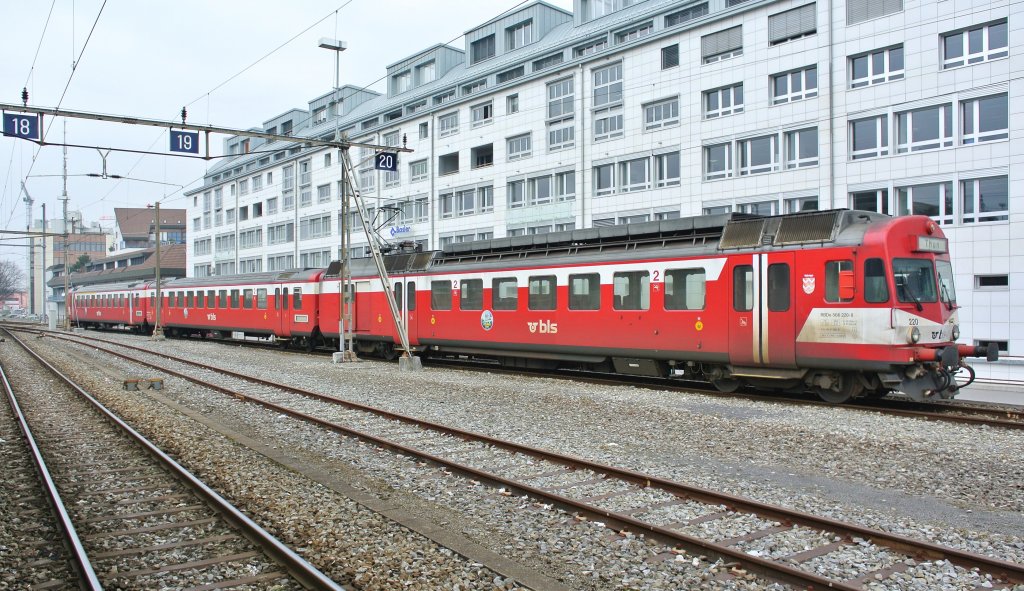 Die nicht bentigten RBDe 566 I werden jeweils in Burgdorf, Oberburg (Depot) und in Thun abgestellt. Im Bild wartet Pendel 220 in Thun auf den nchsten Einsatz, 06.04.2013.