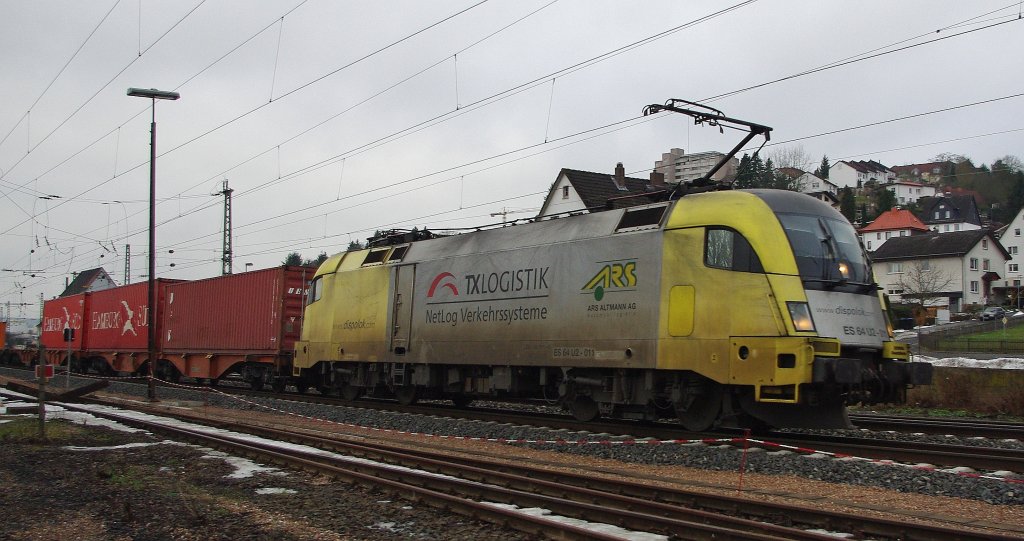 Die nicht mehr ganz so saubere ES 64 U2-011 zieht ihren Containerzug in Richtung Norden. Aufgenommen in Bad Hersfeld am 11.01.2011.