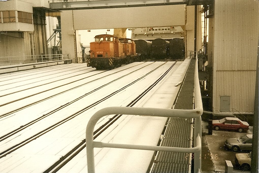 Die nicht mehr in Mukran fahrende 347 142 zog am 23.November 1996 russische Breitspurgterwagen vom Fhrschiff in Mukran.