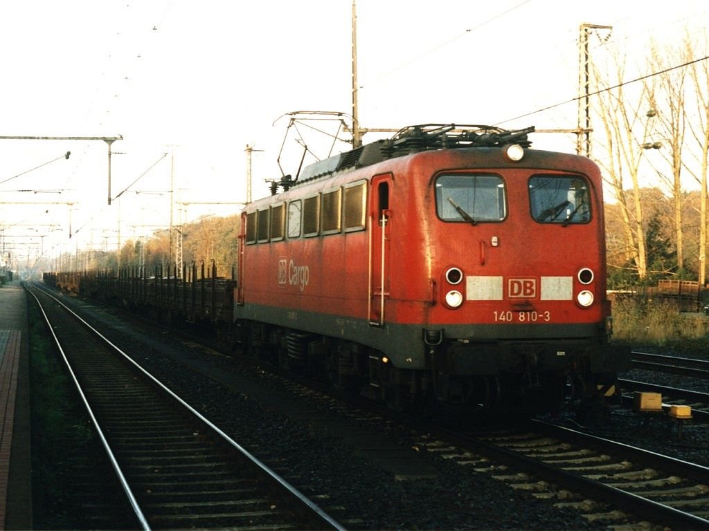 Die Niederl�ndische Lok ist umget�uascht f�r eine Deutsche Maschine. Die 140 810-3 mit G�terzug (Bad Bentheim am 4-11-2000). Bild und scan: Date Jan de Vries.