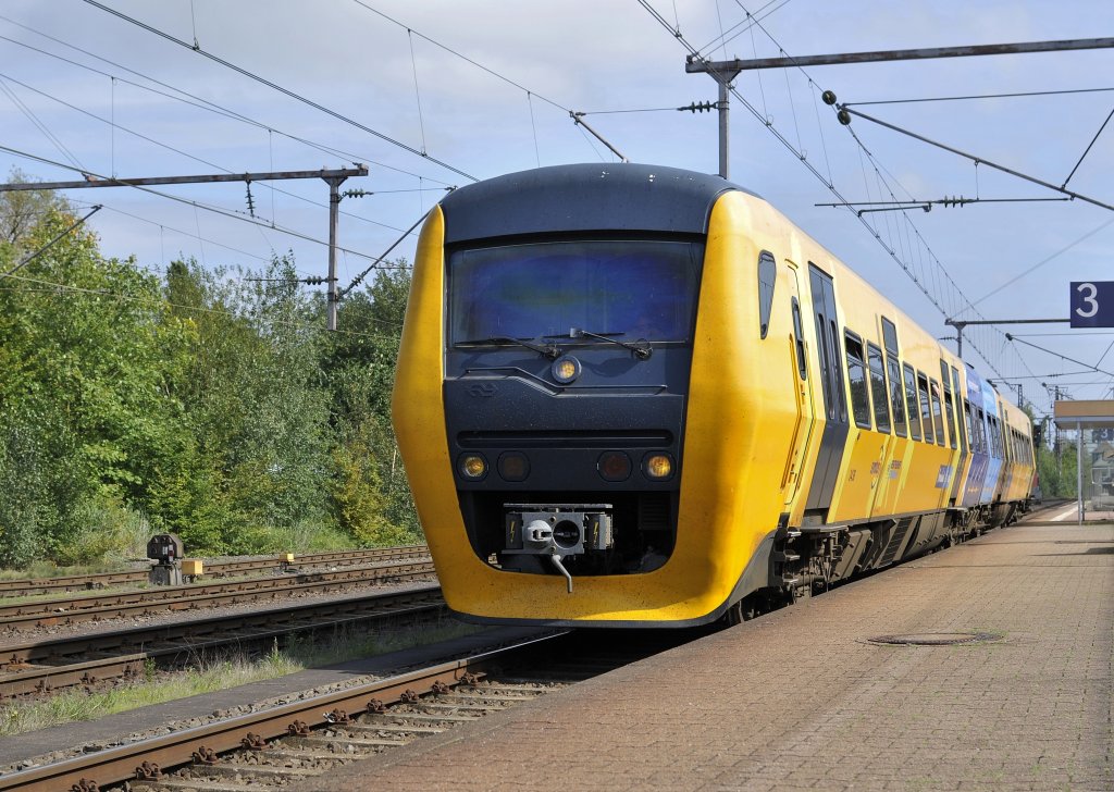 Die Niederlandische DM90 mit  Grensland Express  von Bad Bentheim nach Hengelo, hier bei Aufenthalt in Bad Bentheim am 10 sept 2011.