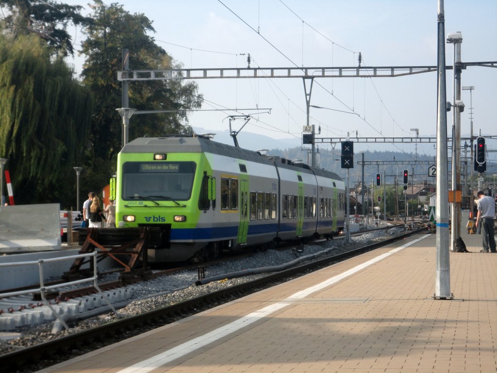 Die NINA BLS als Regio nach Bren an der Aare ist soeben in Lyss eingefahren. 27.09.2011