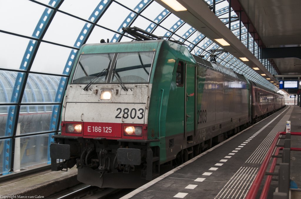 Die NMBS/SNCB HLE 2803 mit Benelux nach Brussels, ab 9 december 2012 gibt es kein Benelux mehr.