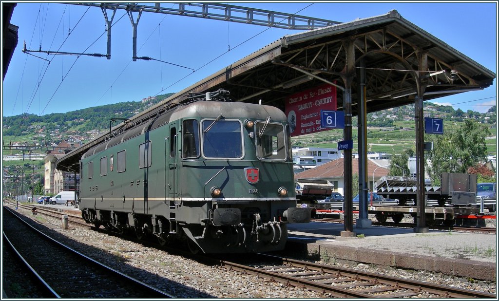 Die noch grne und mit runden Stirnlampen ausgestattete Re 6/6  11646 in Vevey am 9. Juli 2012.