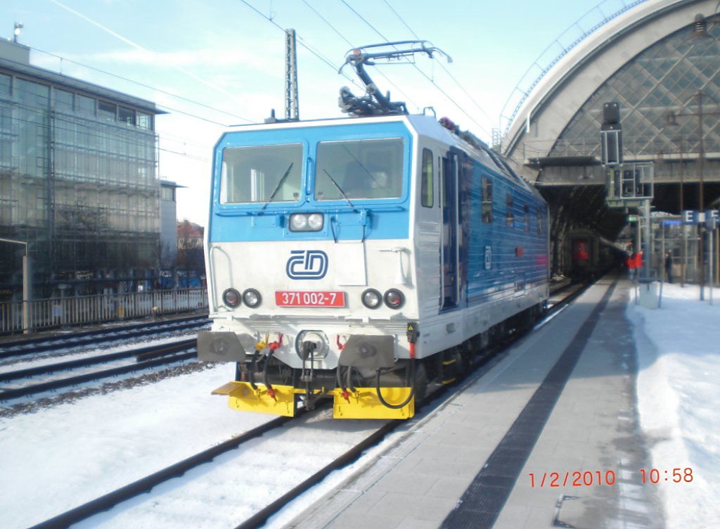 Die noch nagelneue CD fhrt jetzt in den Hauptbahnhof ein und wird gleich angekoppelt.