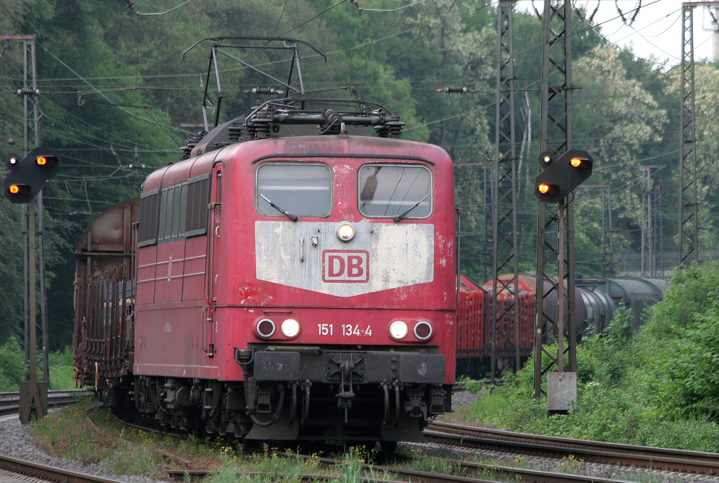 Die noch in Orientrot mit Scherenstromabnehmer verkehrende 151 134-4 zieht den 51234 von Seelze nach Gremberg durch Duisburg Neudorf am 10.05.2011