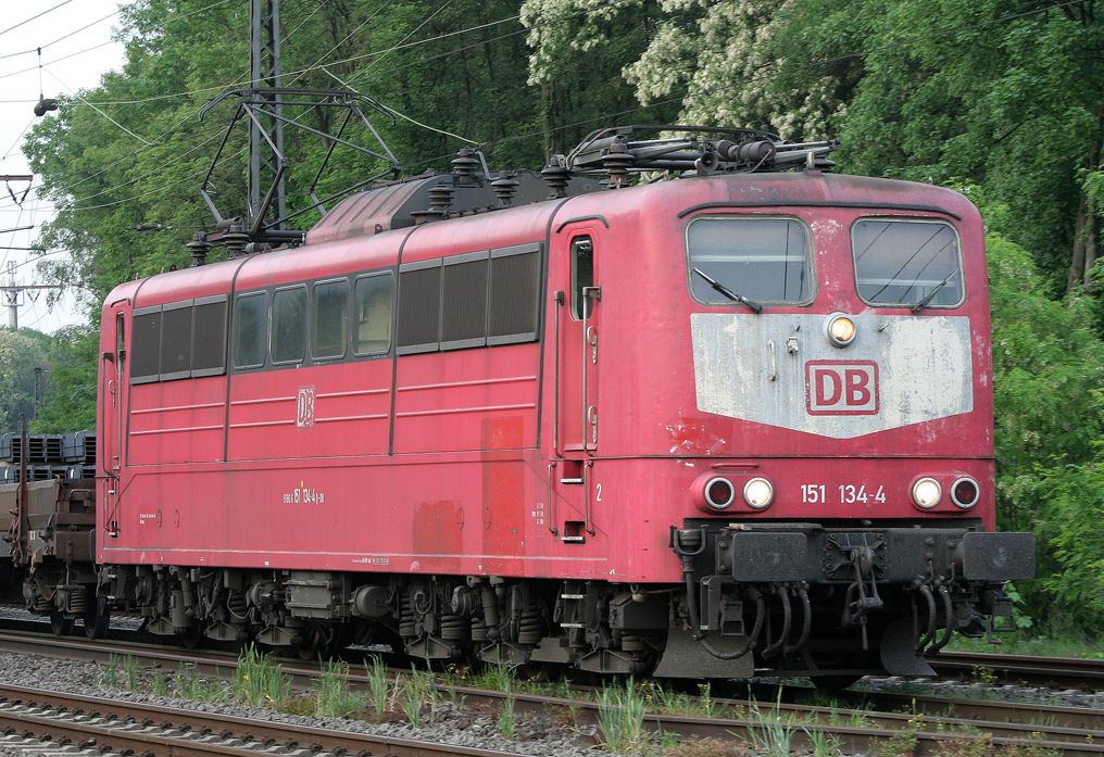 Die noch in Orientrot mit Scherenstromabnehmer verkehrende 151 134-4 zieht den 51234 von Seelze nach Gremberg durch Duisburg Neudorf am 10.05.2011