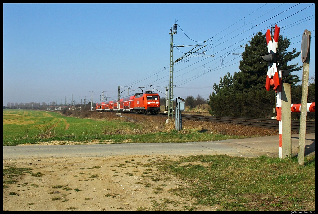 Die noch im Railion-Schema befindliche 145 042-8 ist mit dem RE-50 nach Dresden unterwegs. Bei Zeithain passiert der Zug einen der letzten Bahnbergnge der Reichsbahnbauart HS-64b an der Strecke.