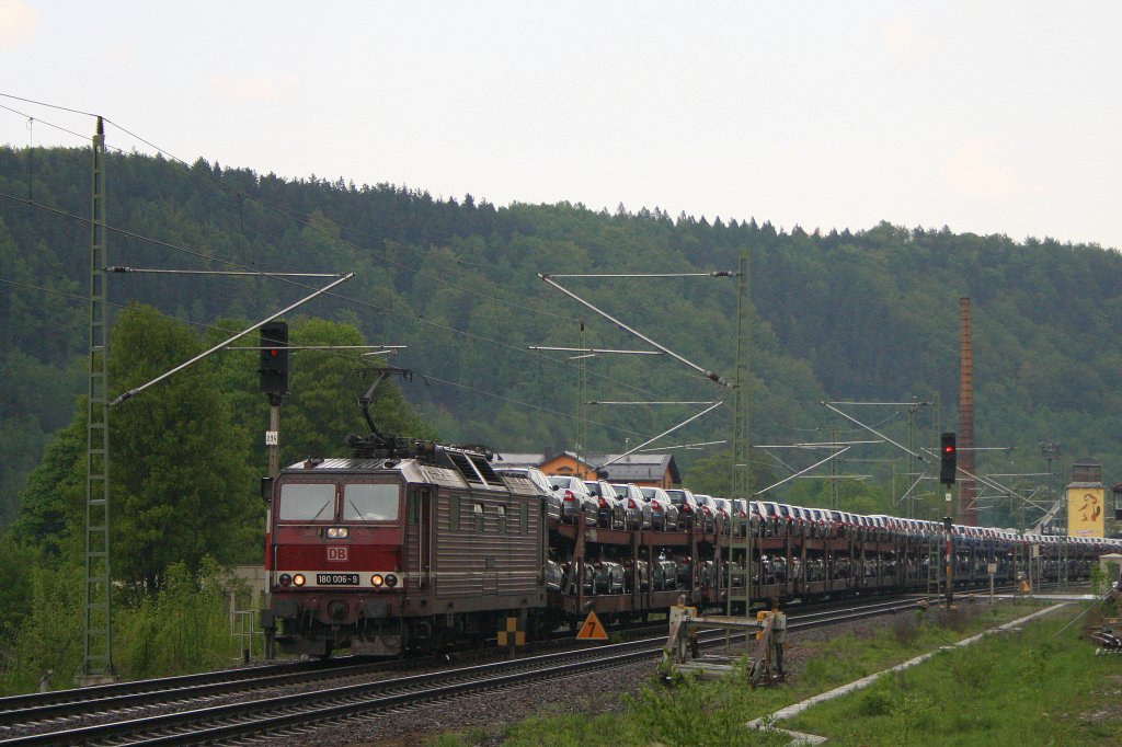 Die noch in der Ursprungsfarbe Bordeauxrot verkehrende 180 006-9 passiert am 29.04.'11 mit einem Skoda-Zug Knigstein 