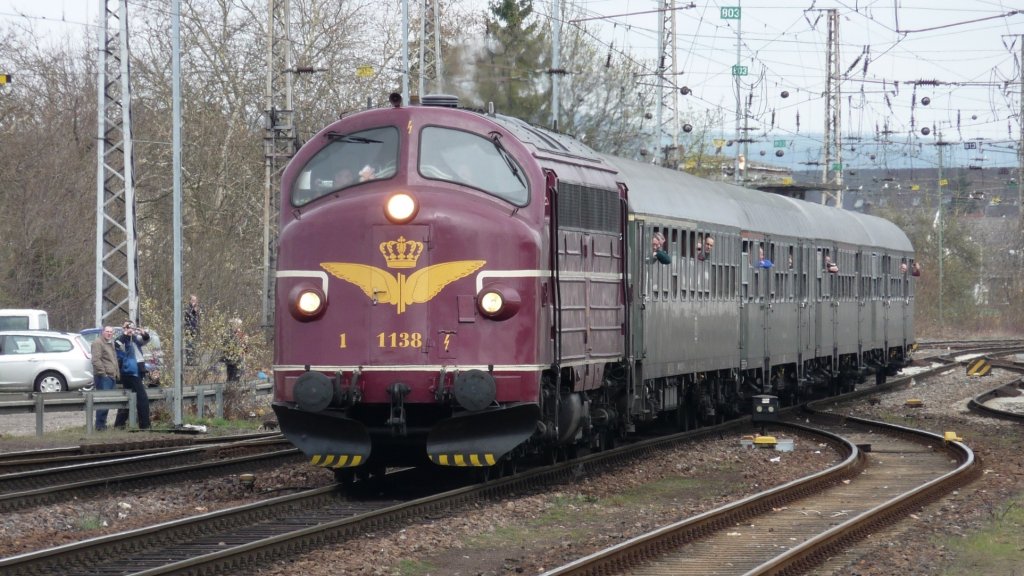 Die NoHAB My 1138 in ursprnglicher Lackierung der DSB bei der Einfahrt mit einem Sonderzug in Trier HBf.