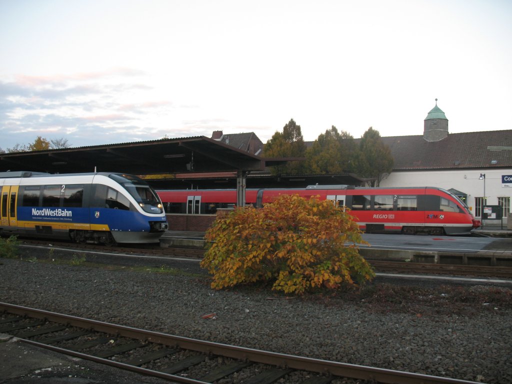 Die Nord West Bahn nach Dorsten und die Baumbergebahn nach Mnster stehen Abfahrtsbereit im Bahnhof von Coesfeld. 31.10.2010