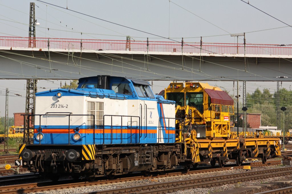 Die Nordbayerische Eisenbahn 203 214 verl�asst am 20.4.11 mit einem SLW Duisburg-Entenfang in Richtung Lintorf.